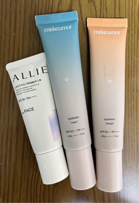 前出の、リピ買いしている『ALLIE』の下地（左）と 『makeumor』の美容液ベージュ（右）クリア（真ん中）