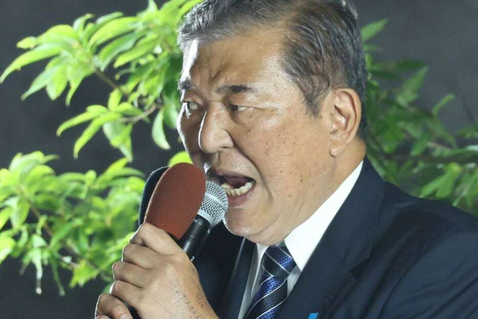 豊洲駅近くで演説を行う自民党総裁の石破茂首相＝26日午後、東京都江東区（関勝行撮影）