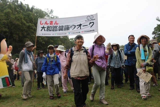 笑顔でスタートする参加者=26日、明日香村平田の国営飛鳥歴史公園高松塚周辺地区芝生広場