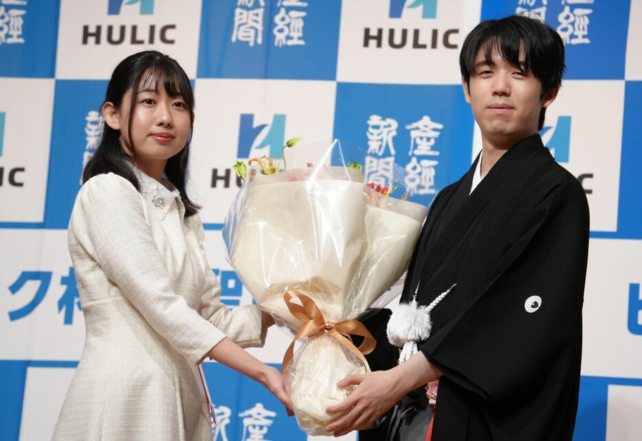 脇田菜々子女流初段から花束を贈呈される藤井聡太棋聖