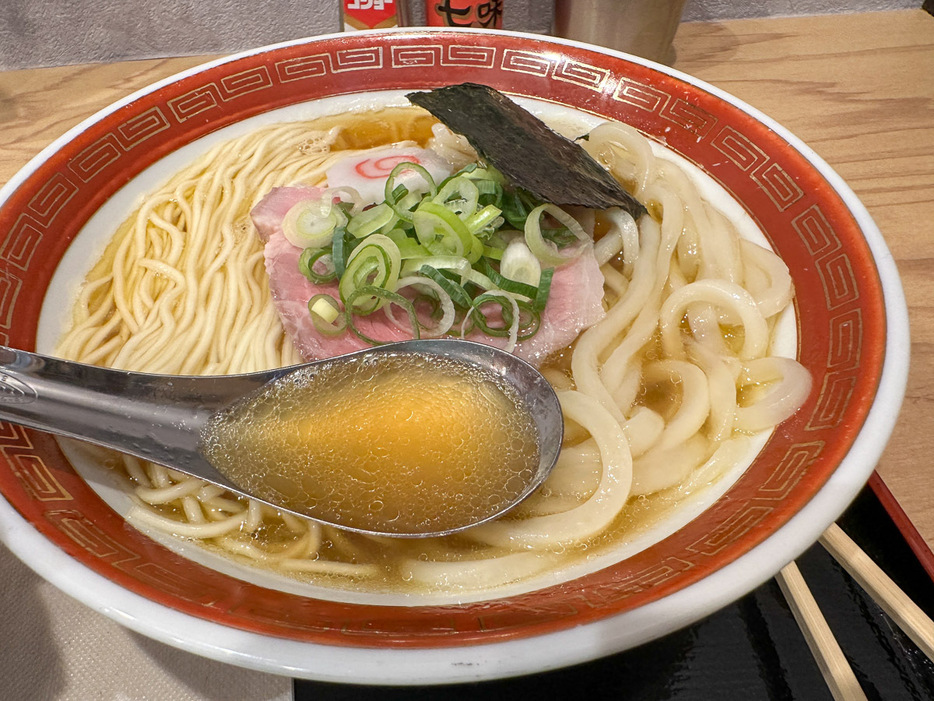 「伊吹いりこの中華そば」930円にうどん380円をトッピングした合盛り