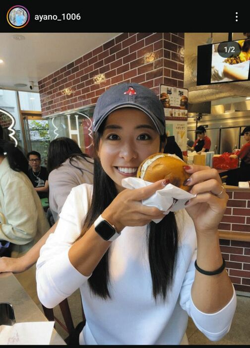 ハンバーガーを食べる園田彩乃