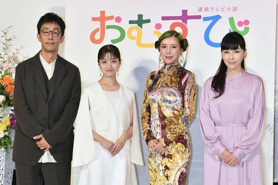 左から北村有起哉、橋本環奈、仲里依紗、麻生久美子