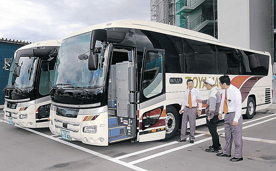 導入された都市間高速バス＝富山市の富山地方鉄道富山自動車営業所