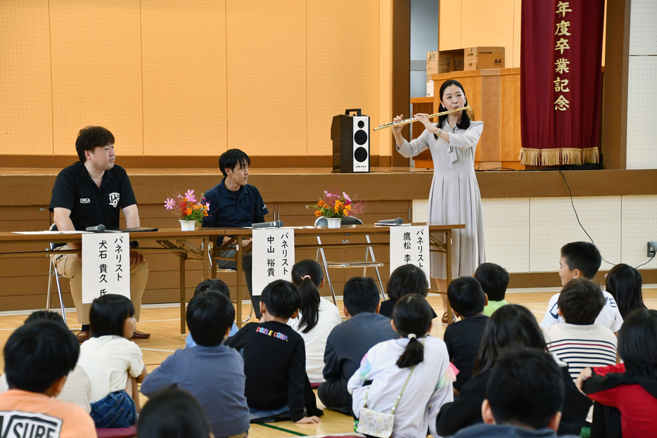 ミニ集会でフルートを演奏する鷹松さん＝鴨川