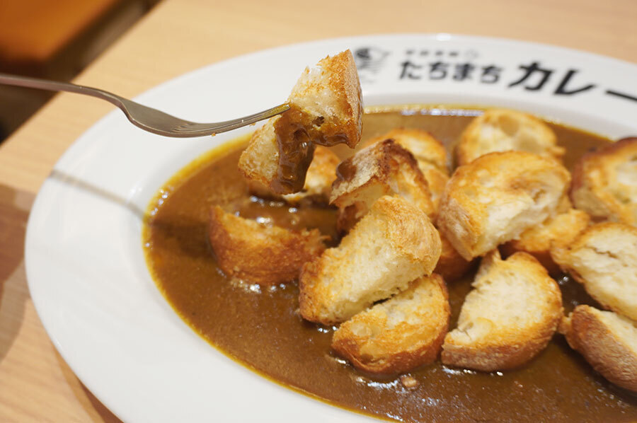 カレーパン（並600円）。カレーが染みているところと、カリカリの部分の両方が一口で楽しめる