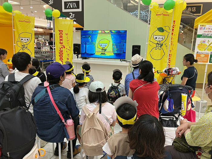 デジタル紙芝居を楽しむ親子ら