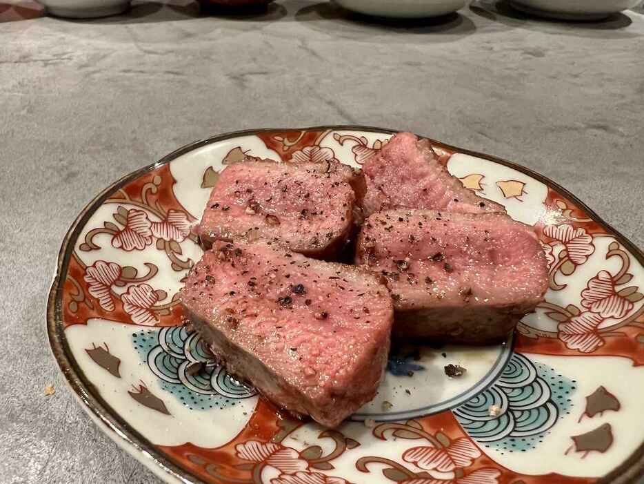 鴨肉も一人でも食べきれる少量で焼いてもらえる。肉汁したたり、火入れも抜群な「鴨ロースの炭火焼き」￥600　PHOTOGRAPH BY JUNKO AMANO