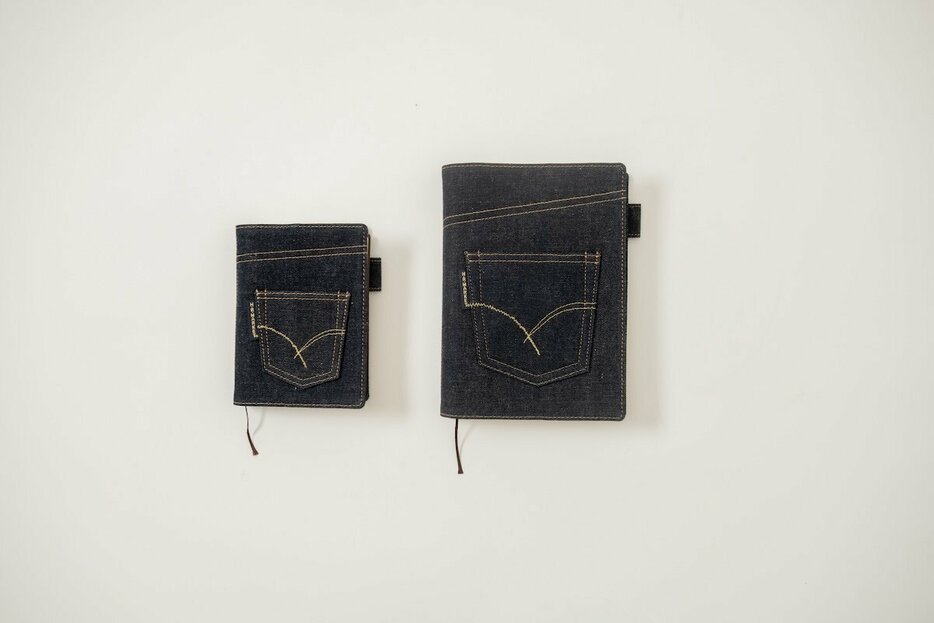 [左]「INDIGO JEANS POCKET ほぼ日5年手帳専用カバー（A6）」1万5400円、　[右]「INDIGO JEANS POCKET おおきいほぼ日5年手帳専用カバー（A5）」1万7600円／ほぼ日 x ハリウッド ランチ マーケット（ハリウッド ランチ マーケット）