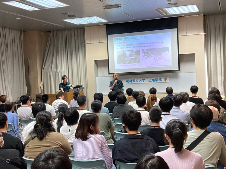 オープンキャンパスには県内外から定員いっぱいの高校生100人が集まった（福井県立大学提供）