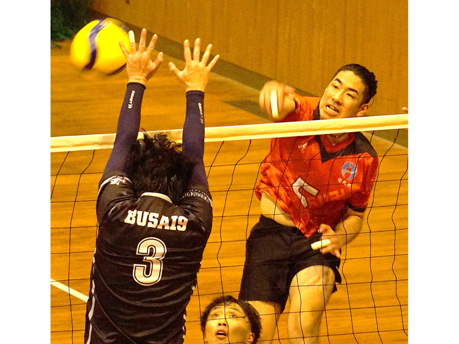 【男子バレーボール決勝・大島―鹿児島】アタックを決める大島の前田祥選手（5）＝20日、鹿児島県奄美市笠利町の太陽が丘総合体育館