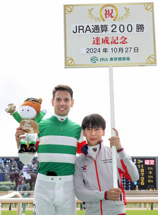 ＪＲＡ通算２００勝を達成したクリスチャン・デムーロ騎手（左）、右は横山武史騎手（カメラ・荒牧　徹）