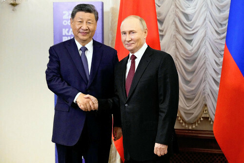 ２２日、ロシア中部カザンで、中国の習近平国家主席（左）との会談で握手するプーチン露大統領＝ロイター