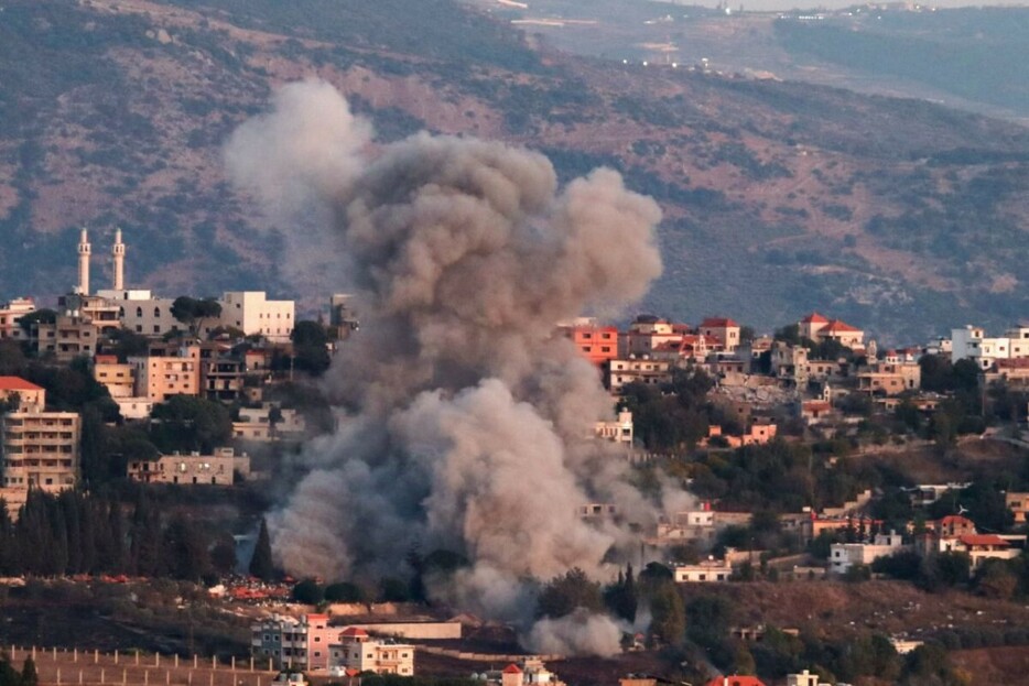 イスラエルの空爆により煙が上がる村＝２３日、レバノン南部