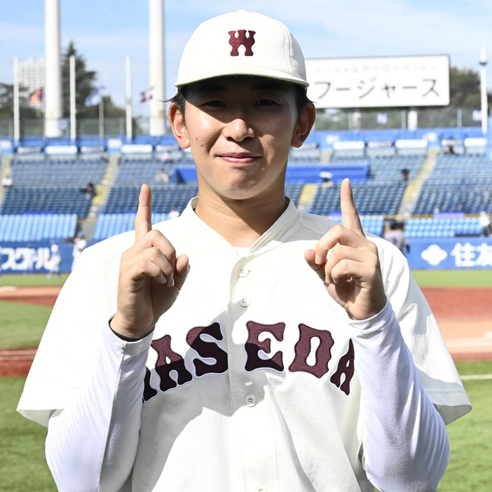 立大3回戦で今季4勝目。背番号11を着ける伊藤樹は、通算11勝目のポーズを見せた[写真=矢野寿明]