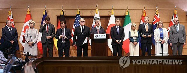 外交部庁舎で記者会見を行う韓米日の事務次官とMSMT参加国の駐韓大使ら＝16日、ソウル（聯合ニュース）