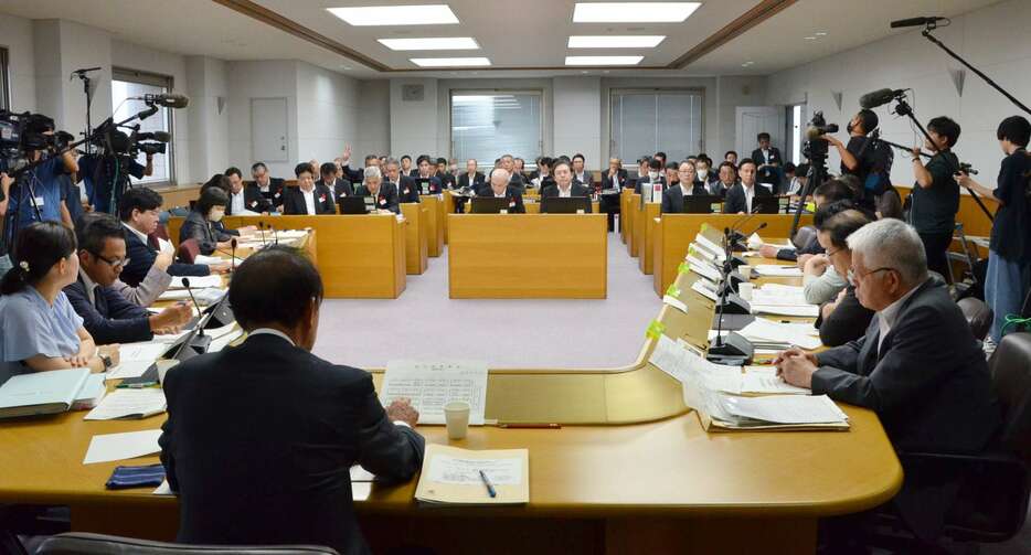 鹿児島県警不祥事の再発防止について特定調査が行われた県議会総務警察委員会＝２日午後、県議会同委員会室