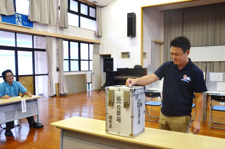 繰り上げ投票する有権者＝２４日、三島村硫黄島