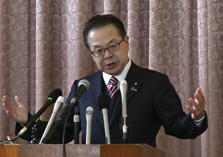 記者会見で衆院選への出馬を表明する世耕弘成氏＝5日午後、和歌山県田辺市