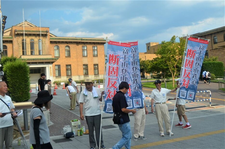 山梨県庁前で富士山登山鉄道反対の街宣活動をする富士吉田市議の有志ら＝8月3日、甲府市（平尾孝撮影）