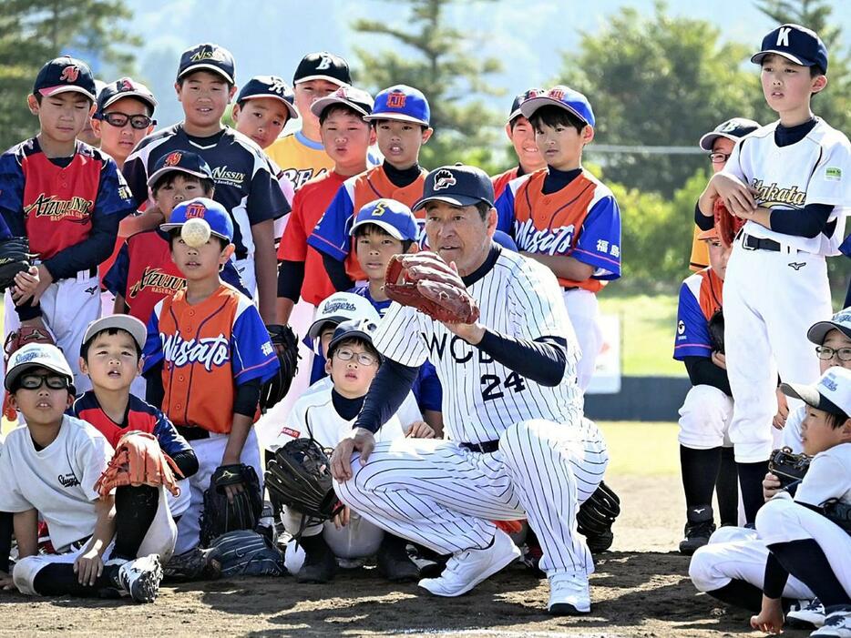 中畑さん（中央）から野球の楽しさを教わった子どもたち