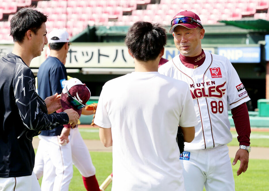 選手たちと会話する楽天の三木監督（右＝カメラ・太田　和樹）