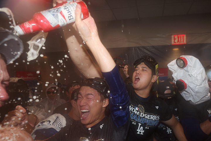 ワールドチャンピオンに輝き、シャンパンファイトで歓喜する大谷。(C)Getty Images