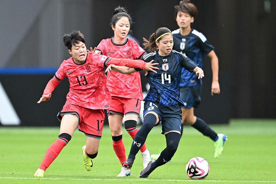 中盤で存在感を見せた長谷川唯（写真右）【写真：徳原隆元】