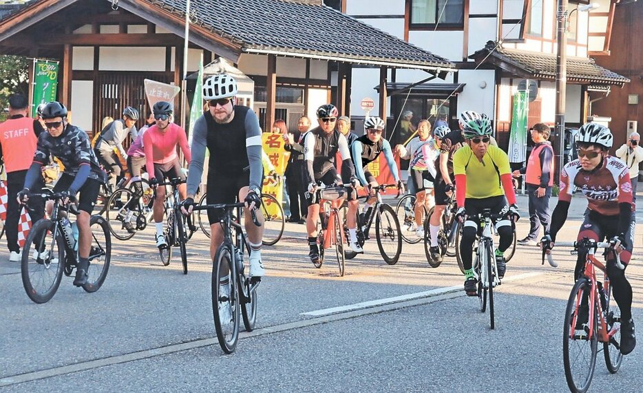 勢いよくスタートする参加者＝南砺市城端伝統芸能会館じょうはな座前