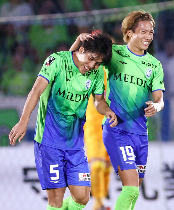 湘南―広島。後半、勝ち越しゴールを決め、福田（右）に祝福される湘南の田中＝１９日、レモンＳ