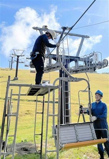 リフトの椅子の取り付け作業をする従業員=10月17日、福井県勝山市のスキージャム勝山