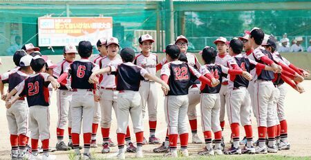 「怒ってはいけない野球大会」で試合前に円陣を組む子どもたち＝１９日、豊見城市・瀬長島球場