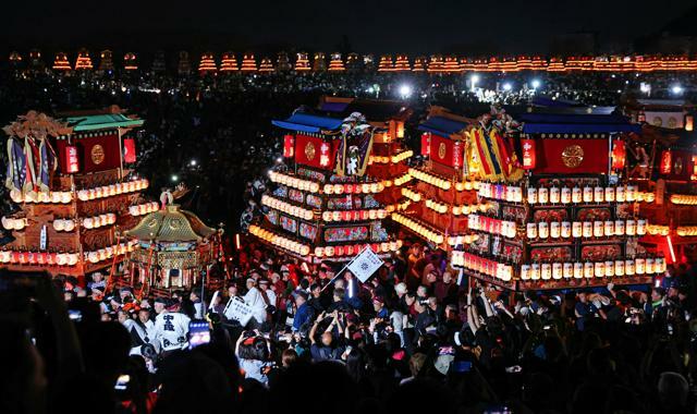 西条まつりのクライマックス「川入り」で、加茂川に入って練り合うだんじり=2024年10月16日午後6時11分、愛媛県西条市、上田潤撮影