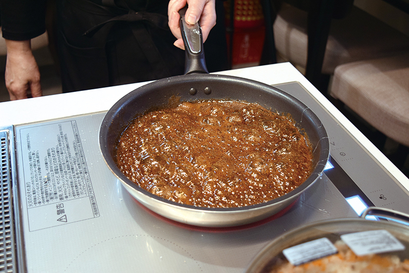 鍋に水と黒砂糖を入れて強火にかけ、煮立ってきたら中火にして水あめと塩を加え、鍋をゆっくり動かしながらあめ状になるまで煮詰める