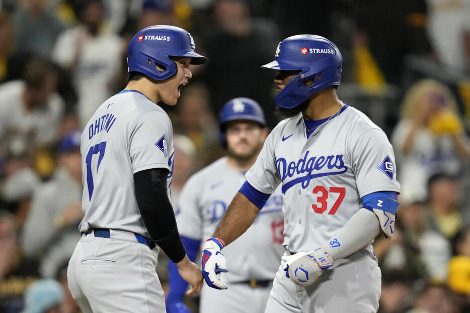 大谷と歓喜するＴ・ヘルナンデス（ＡＰ）