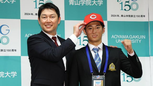 佐々木泰選手のもとに駆けつけた広島・新井貴浩監督【写真：時事】