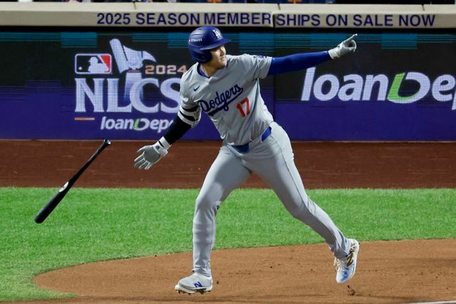 先頭打者ホームランを放ったドジャースの大谷翔平選手(写真：AP/アフロ)