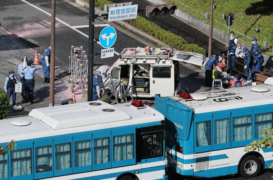 首相官邸前の柵に突っ込んだ車を調べる警視庁の捜査員ら＝東京都千代田区で2024年10月19日午前8時46分、和田大典撮影