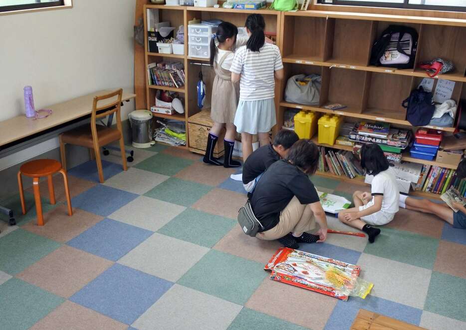 平日の昼間、学校代わりの居場所で仲間と過ごす子どもたち＝８日、鹿児島市吉野２丁目