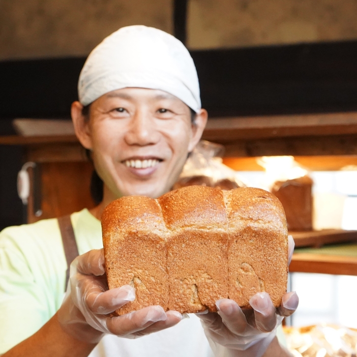 こだわり抜いた食パン「石臼輓」を手にする伊勢さん＝兵庫県丹波篠山市福住で