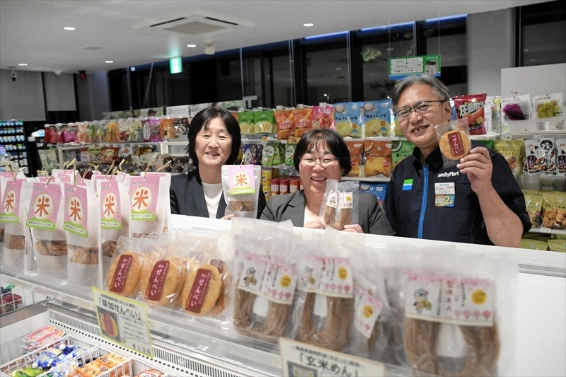 富岡町産天のつぶを使った商品をＰＲする渡辺店長（右）ら