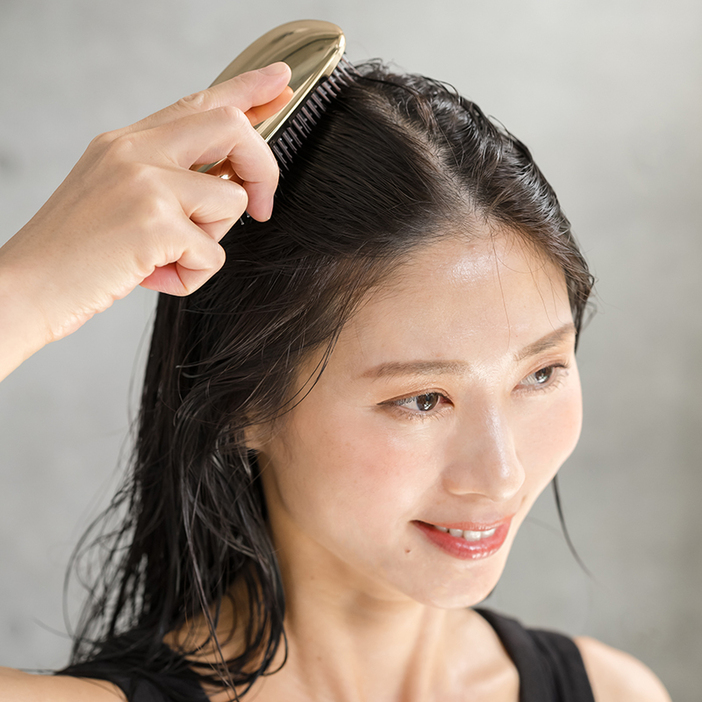 【40代のおすすめヘアブラシ】トリートメントの浸透が悪い、頭皮が臭う、ボリュームが出ない...。髪悩みはブラシで全部解決。今買うべき４本を紹介！