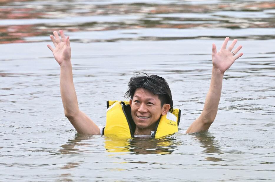 　１Ｒで１着となり、水神祭で水面に投げ込まれスタンドの声援に応える吉川貴仁