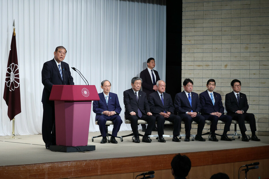 記者会見する自民党総裁の石破茂首相（左端）＝２８日午後、東京・永田町の同党本部