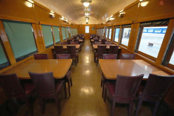 京都鉄道博物館に収蔵されている、1933年に食堂・二等合造車スロシ38000形として製造され、保存時に博物館用として全車食堂車に改造されたスシ28形（安藤昌季撮影）。