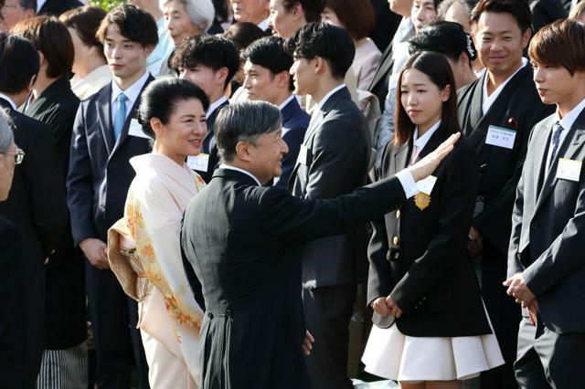 秋の園遊会で、堀米雄斗選手（右端）、吉沢恋選手（右から２人目）と話す天皇、皇后両陛下=2024年10月30日午後2時34分、東京・元赤坂、上田幸一撮影