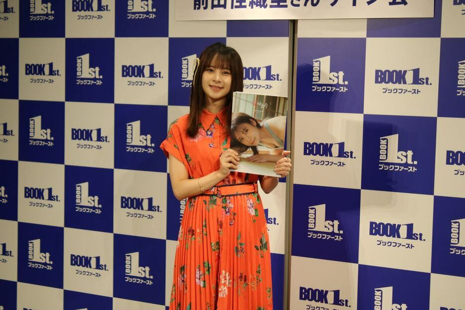 東京・ブックファースト新宿店で写真集「恋のかおり」の発売イベントを行った前田佳織里