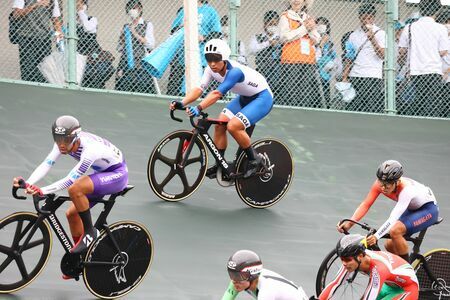 自転車トラックレース男子Ａポイント・レース決勝で優勝した佐藤健（上）＝武雄市の武雄競輪場