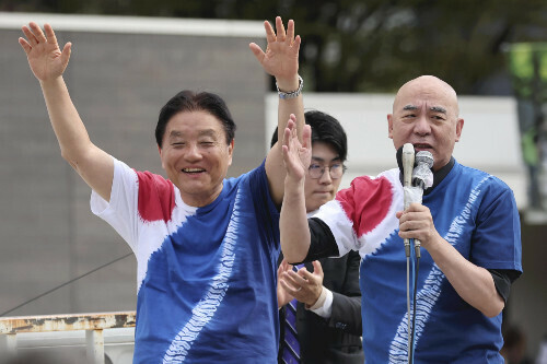 日本保守党の百田尚樹代表（右）と街頭演説する河村たかし氏（２０日午後、名古屋市中区で）＝青木瞭撮影