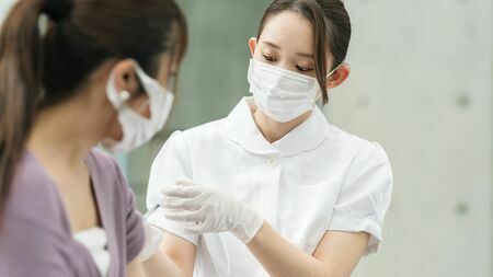 10月1日から始まる新型コロナワクチンの新しい枠組みについて取り上げます（写真：EKAKI／PIXTA）